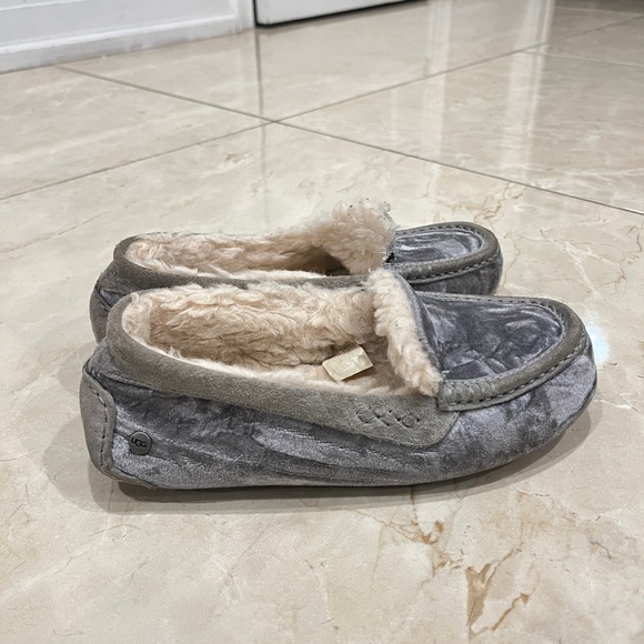 Women’s size 6 grey velvet ugg slipper - Picture 2 of 3
